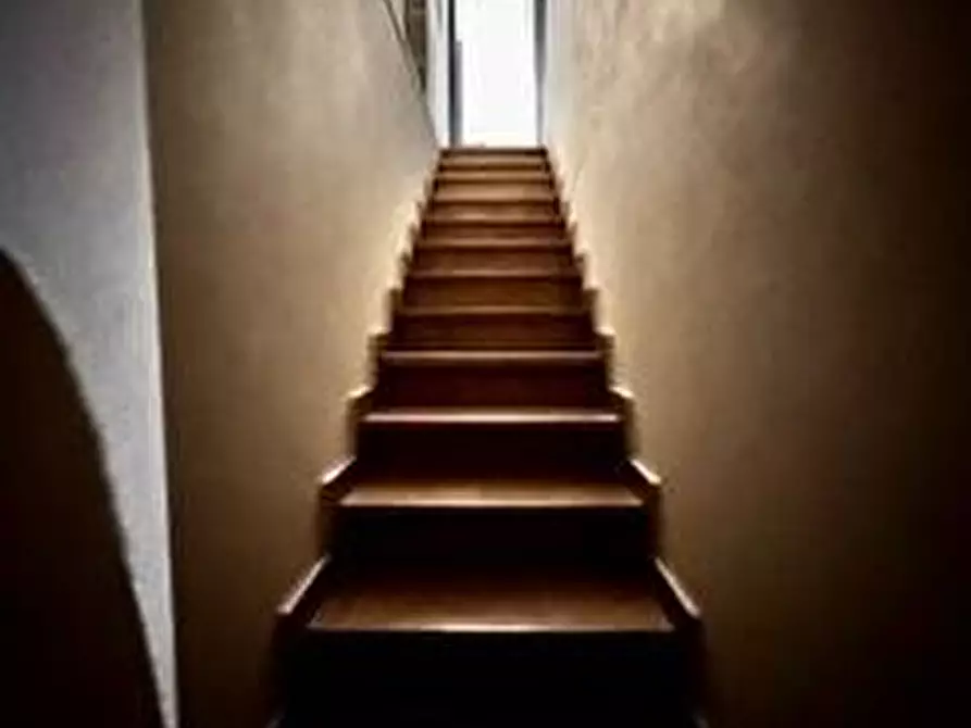 Immagine 10 di Negozio in vendita  a Empoli