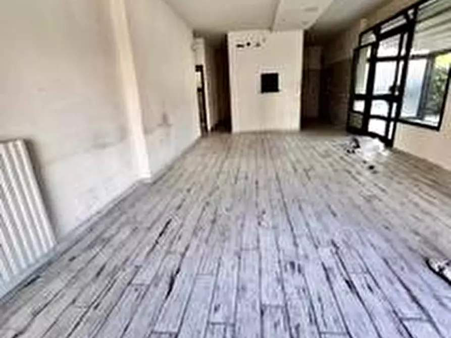 Immagine 1 di Negozio in vendita  a Empoli