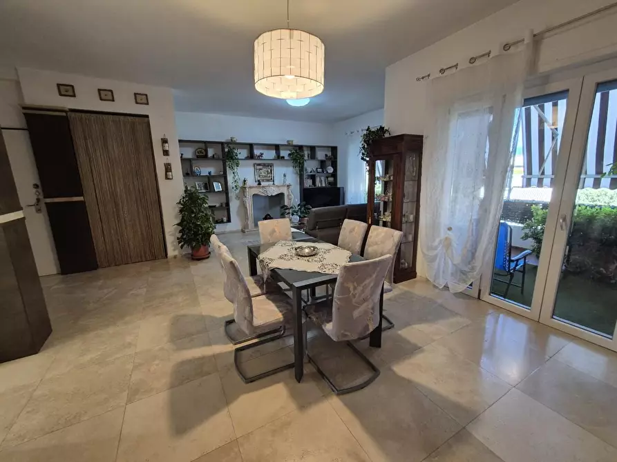 Immagine 2 di Appartamento in vendita  a Carrara
