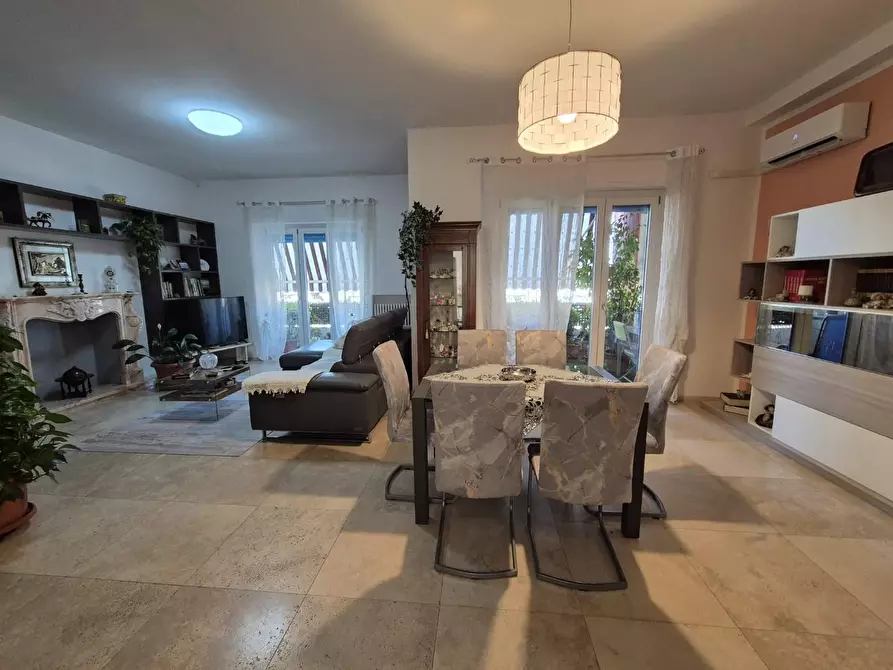 Immagine 1 di Appartamento in vendita  a Carrara