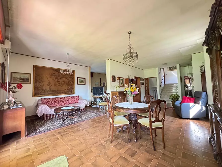 Immagine 1 di Villa in vendita  a Pisa