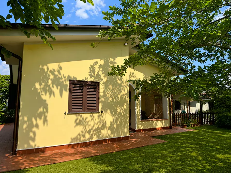 Immagine 1 di Casa semindipendente in vendita  a Viareggio
