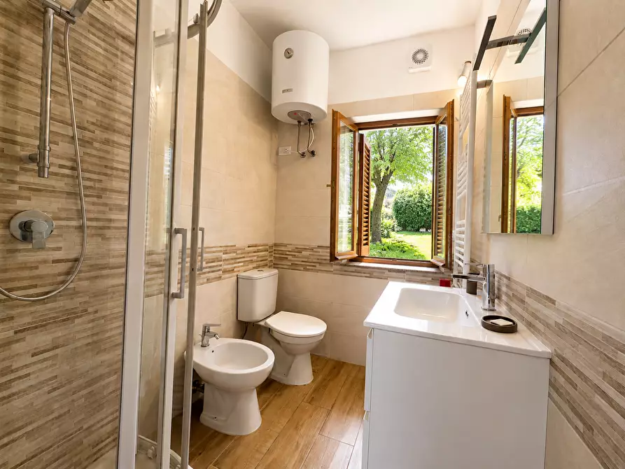 Immagine 11 di Casa semindipendente in vendita  a Viareggio