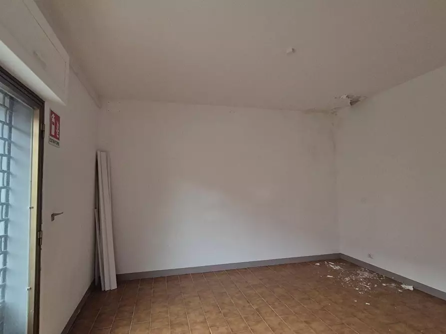 Immagine 7 di Negozio in affitto  a Sovicille