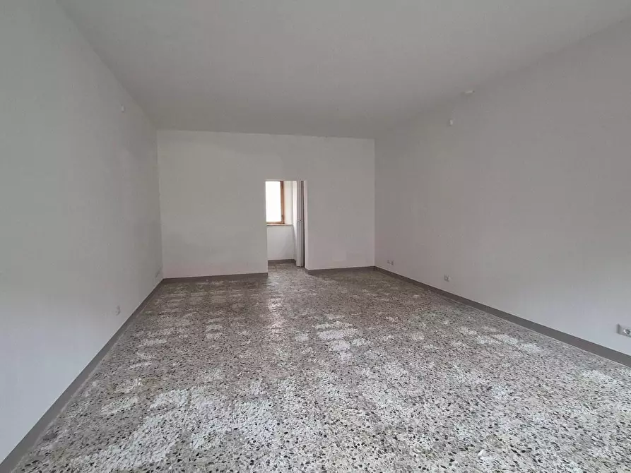 Immagine 2 di Negozio in affitto  a Sovicille