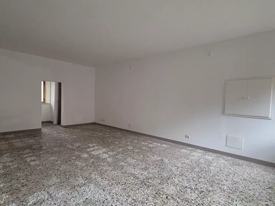 Immagine 1 di Negozio in affitto  a Sovicille