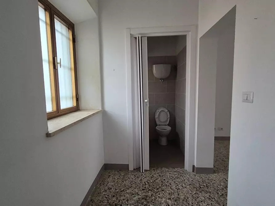 Immagine 4 di Negozio in affitto  a Sovicille