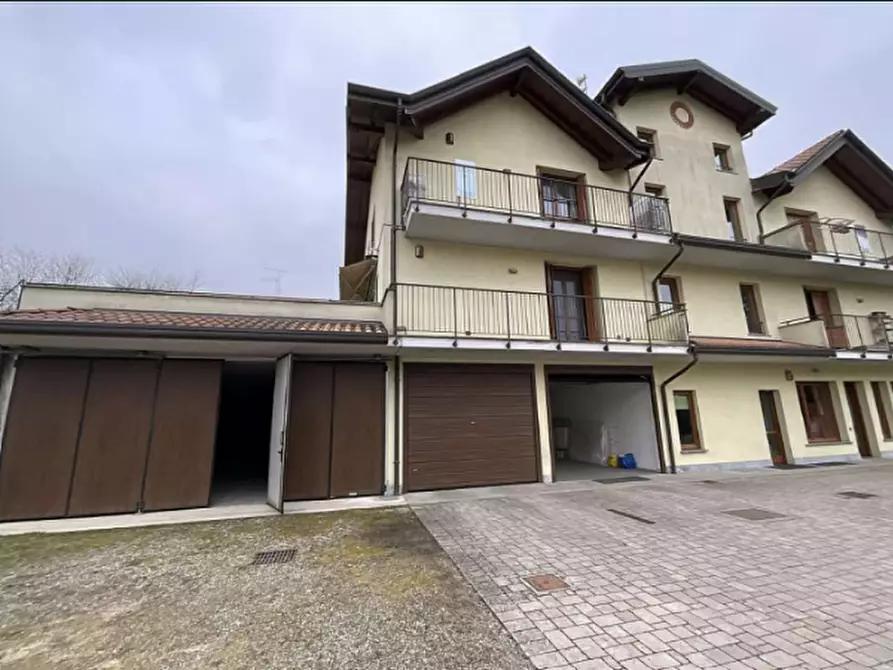 Immagine 1 di Negozio in vendita  a Besnate