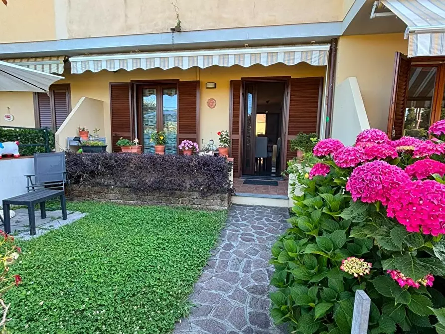 Immagine 1 di Villetta a schiera in vendita  a Vecchiano