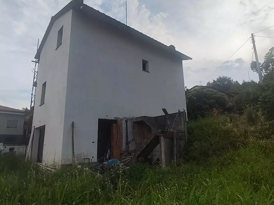 Immagine 3 di Villa in vendita  a Lucca