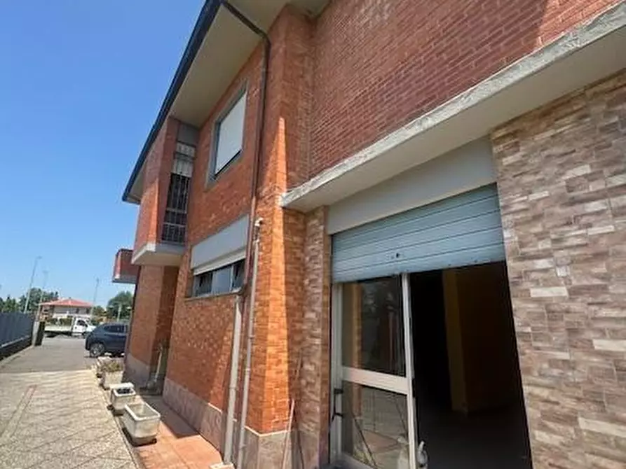 Immagine 8 di Locale commerciale in affitto  a San Giuliano Terme
