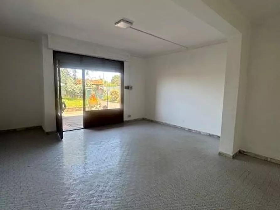 Immagine 1 di Locale commerciale in affitto  a San Giuliano Terme