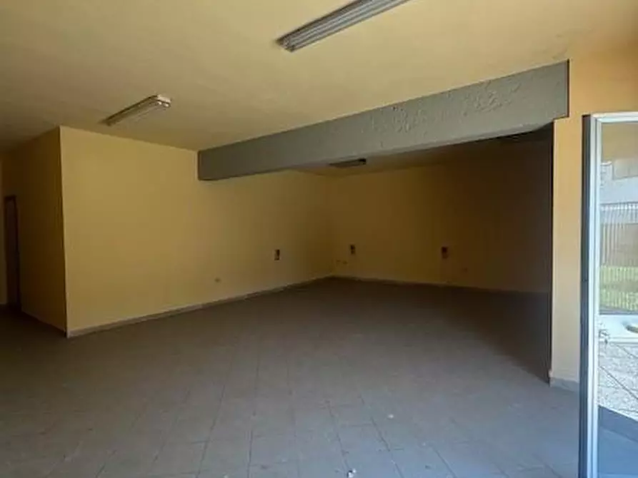 Immagine 2 di Locale commerciale in affitto  a San Giuliano Terme