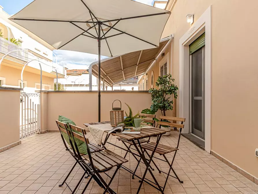 Immagine 17 di Appartamento in vendita  a Viareggio