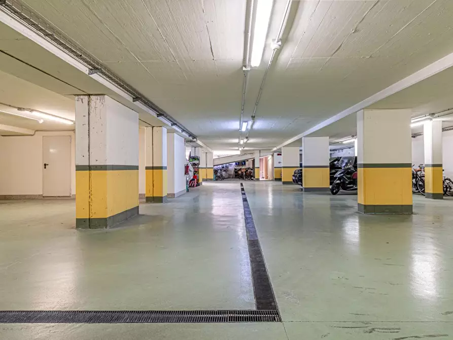 Immagine 47 di Appartamento in vendita  a Viareggio
