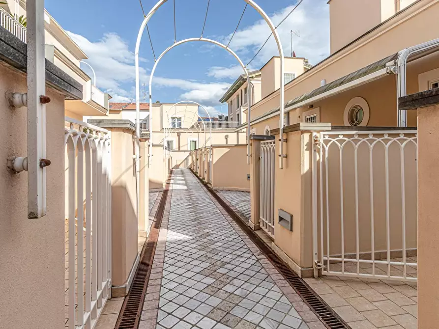 Immagine 42 di Appartamento in vendita  a Viareggio