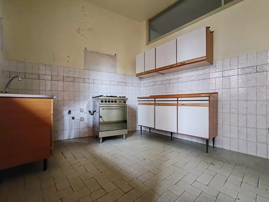 Immagine 19 di Villa in vendita  a Massa