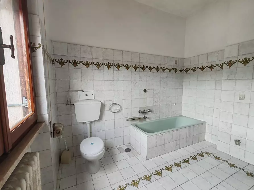 Immagine 13 di Villa in vendita  a Massa