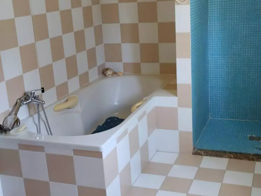 Immagine 9 di Villa in vendita  a Massa