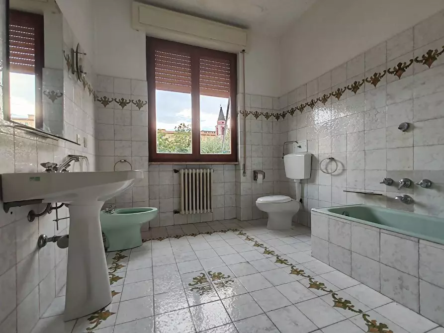 Immagine 14 di Villa in vendita  a Massa
