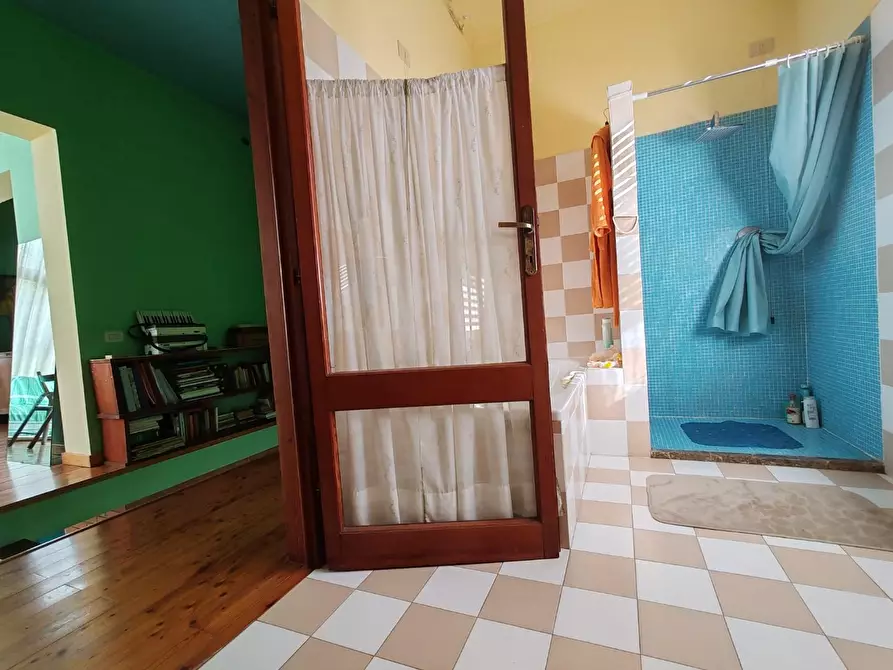 Immagine 7 di Villa in vendita  a Massa