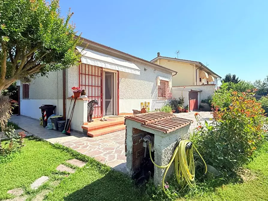 Immagine 2 di Villa in vendita  a Chiesina Uzzanese