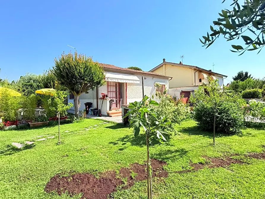 Immagine 1 di Villa in vendita  a Chiesina Uzzanese