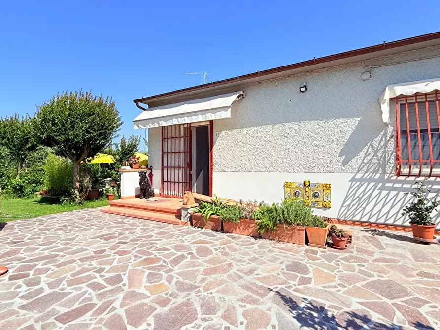 Immagine 26 di Villa in vendita  a Chiesina Uzzanese