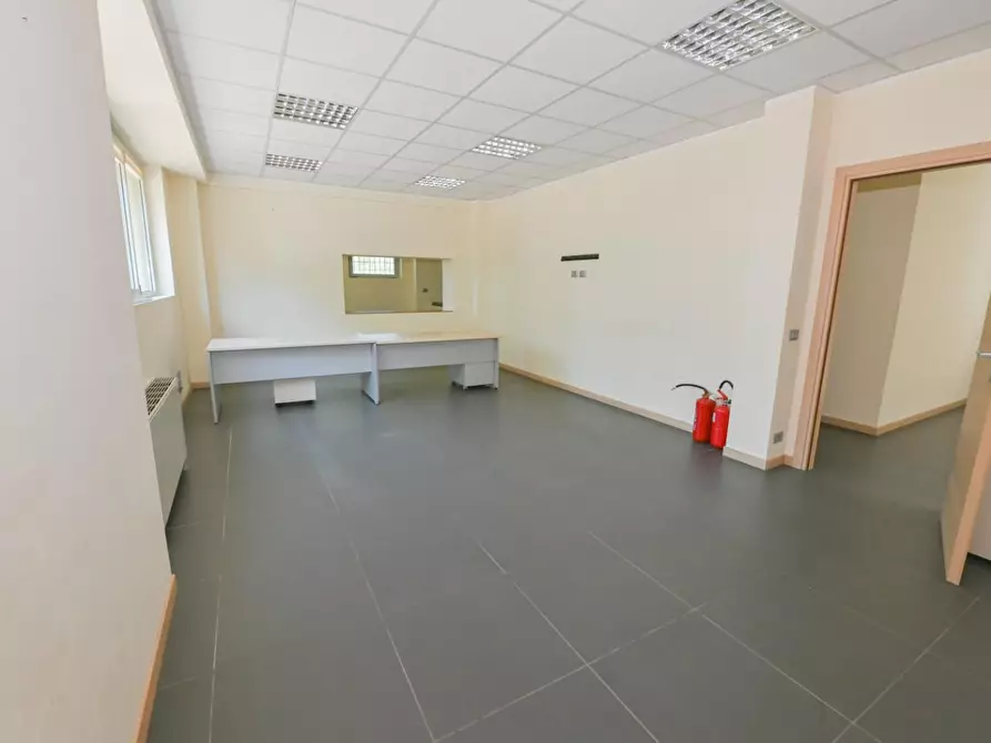 Immagine 25 di Locale commerciale in vendita  a Pisa