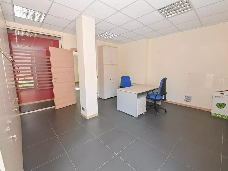 Immagine 29 di Locale commerciale in vendita  a Pisa