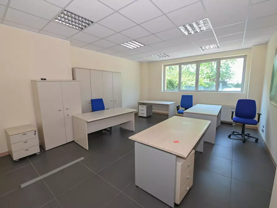 Immagine 48 di Locale commerciale in vendita  a Pisa