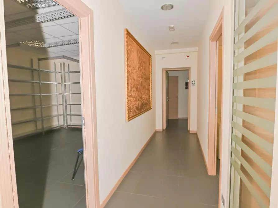 Immagine 81 di Locale commerciale in vendita  a Pisa