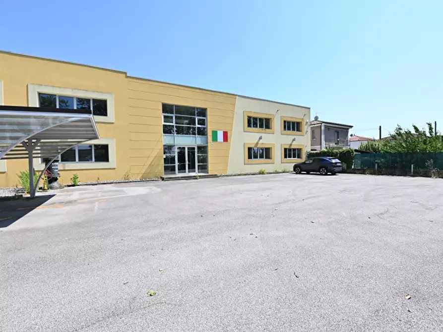 Immagine 18 di Locale commerciale in vendita  a Pisa