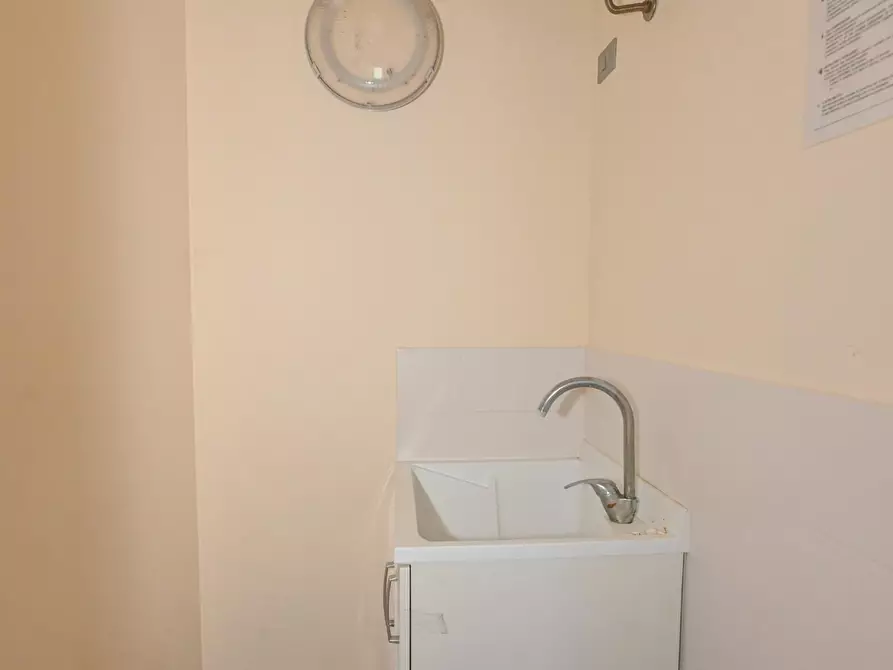 Immagine 76 di Locale commerciale in vendita  a Pisa