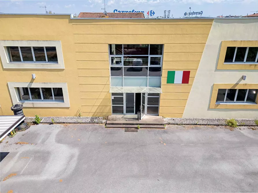 Immagine 82 di Locale commerciale in vendita  a Pisa