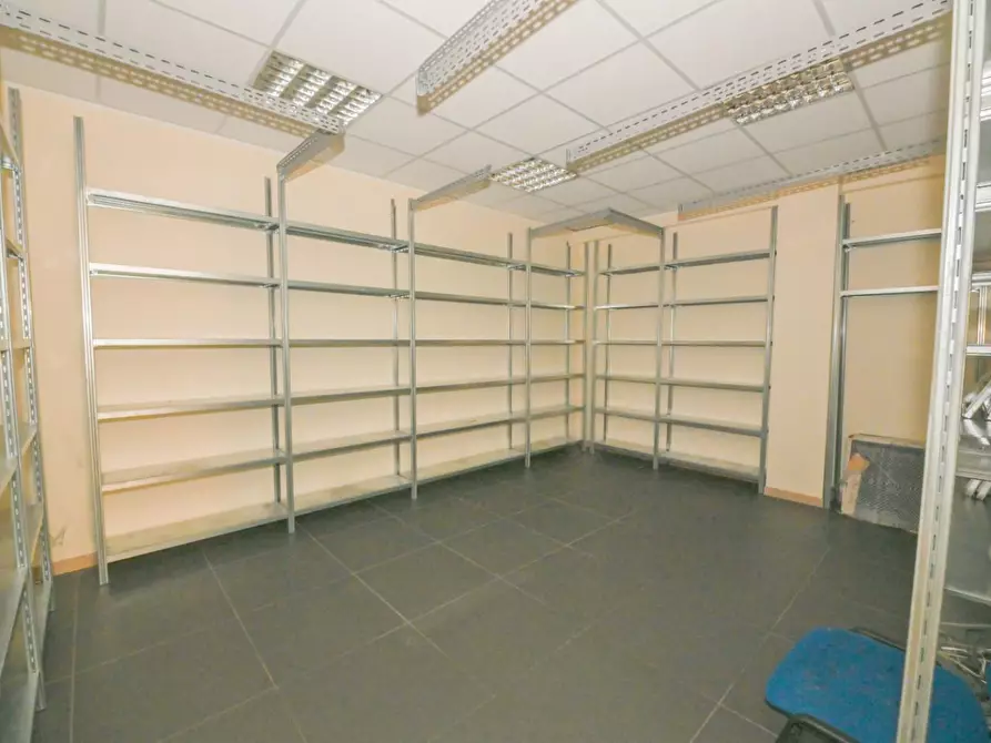 Immagine 31 di Locale commerciale in vendita  a Pisa