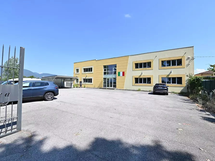 Immagine 21 di Locale commerciale in vendita  a Pisa