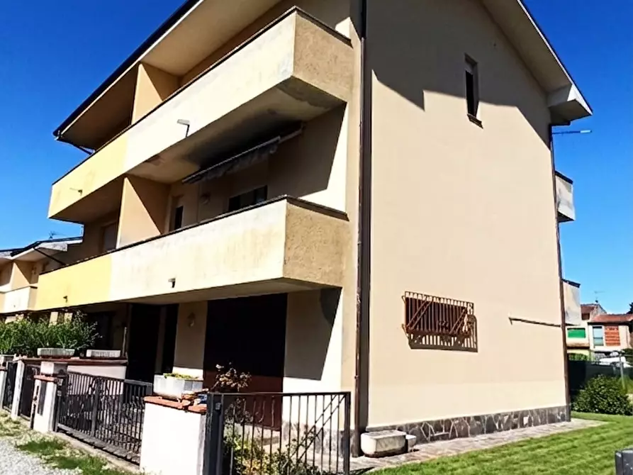 Immagine 1 di Casa bifamiliare in vendita  a Lucca