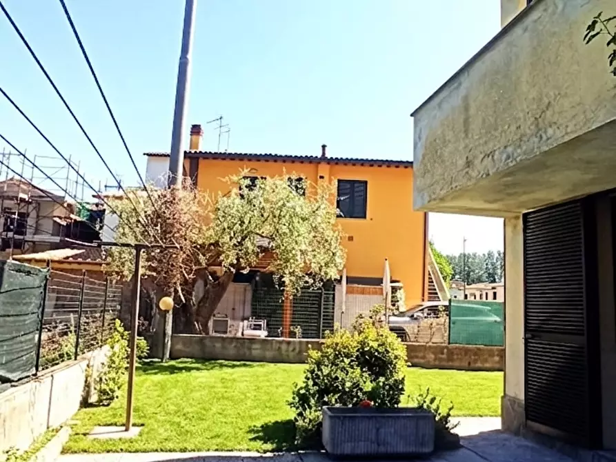 Immagine 4 di Casa bifamiliare in vendita  a Lucca