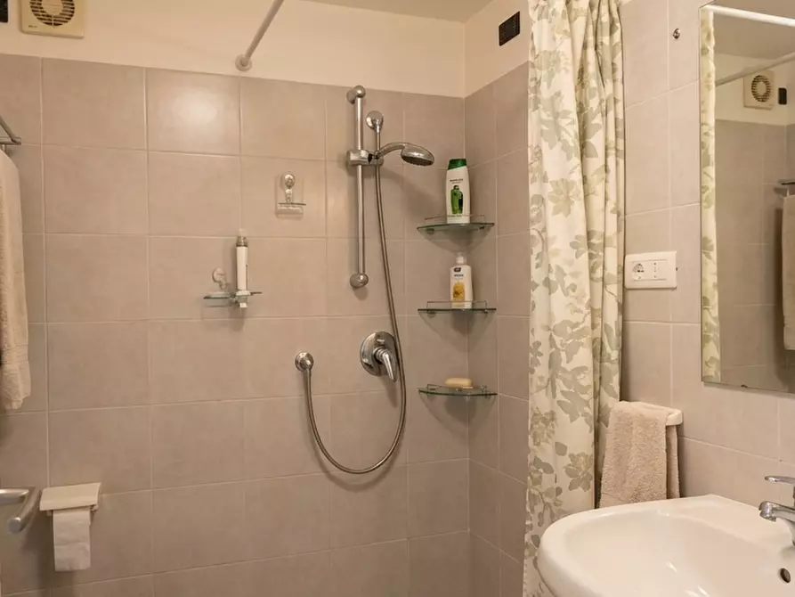 Immagine 27 di Casa bifamiliare in vendita  a Lucca
