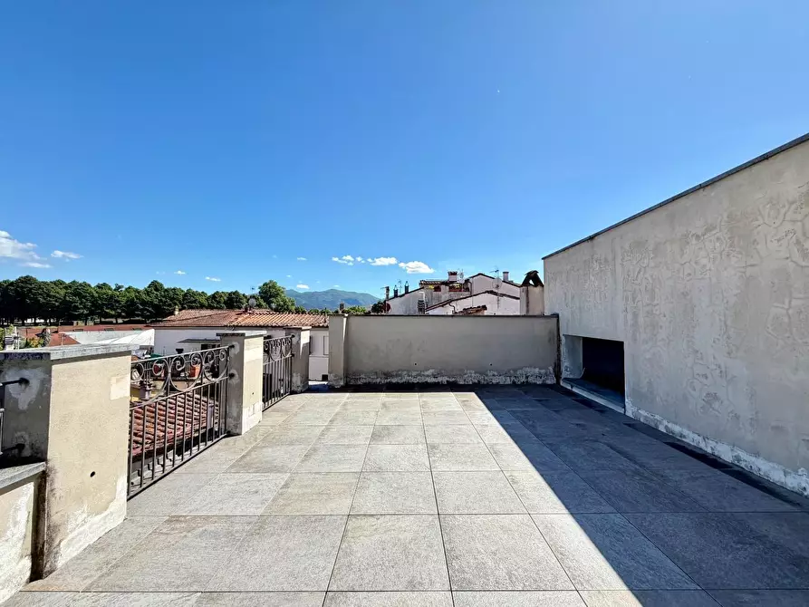Immagine 15 di Mansarda in vendita  a Lucca