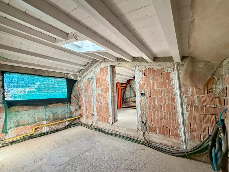 Immagine 33 di Mansarda in vendita  a Lucca