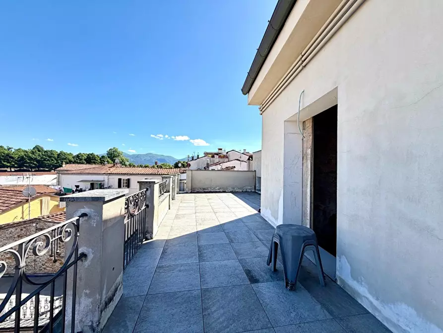 Immagine 14 di Mansarda in vendita  a Lucca