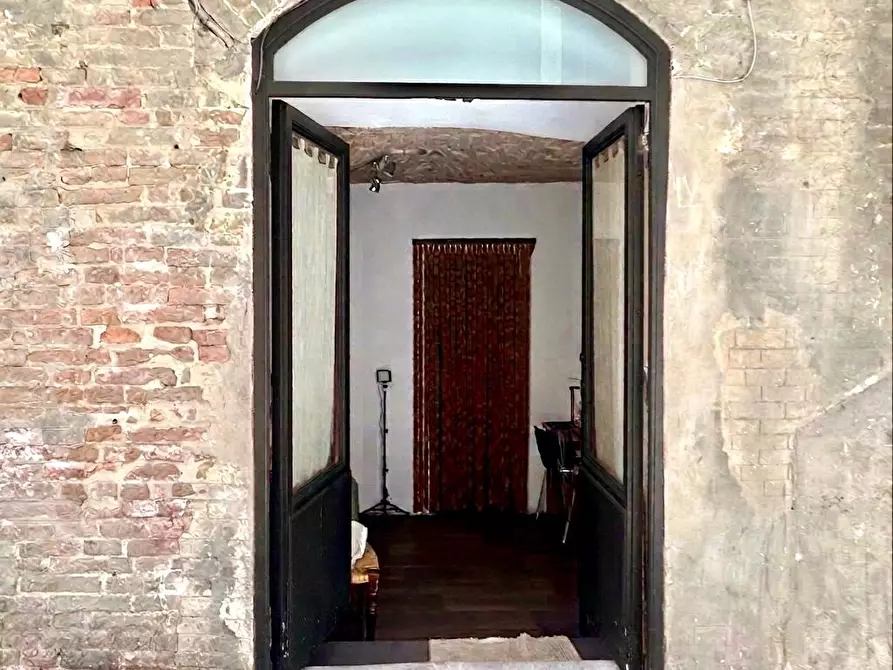 Immagine 1 di Negozio in vendita  a Siena