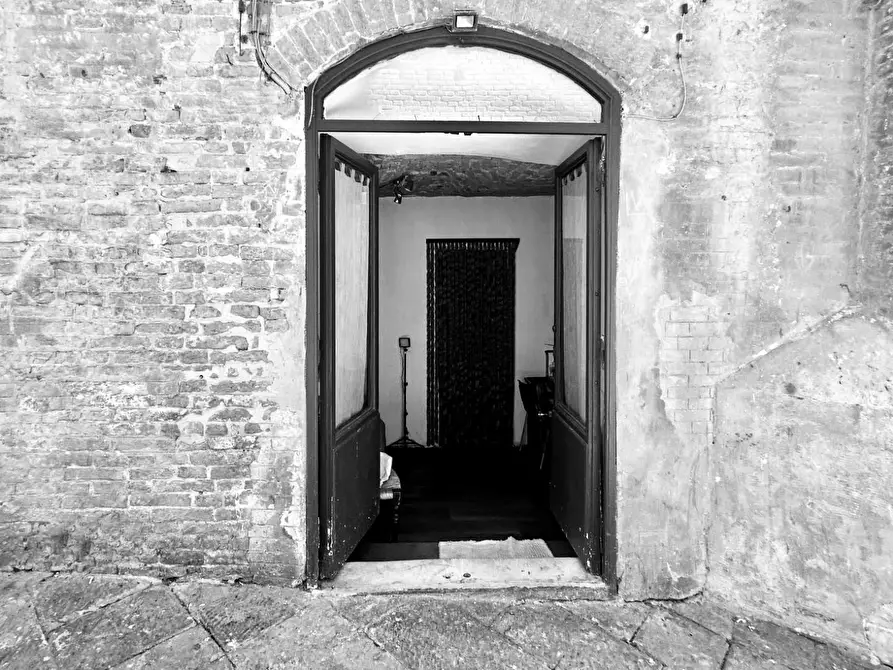 Immagine 2 di Negozio in vendita  a Siena
