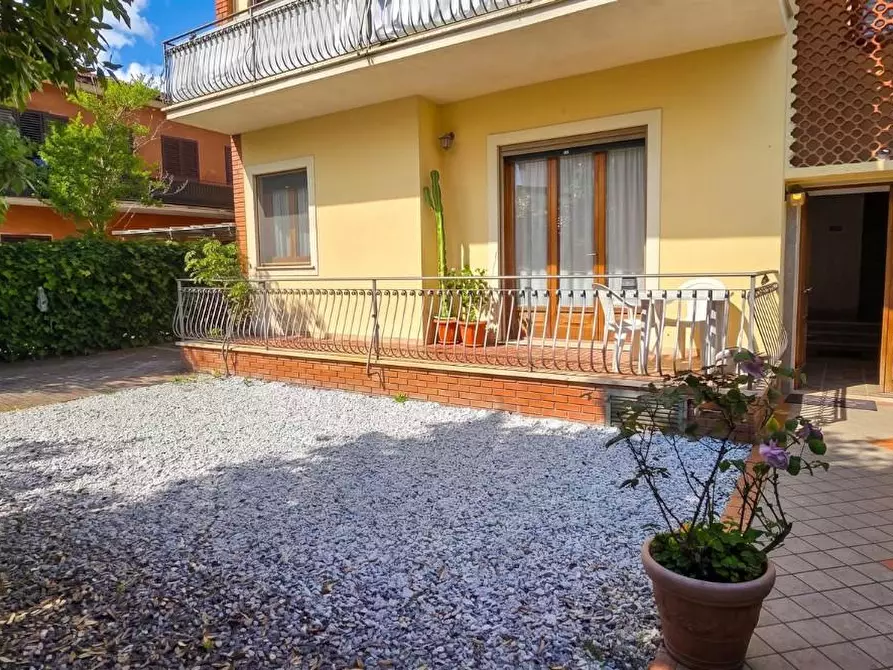 Immagine 1 di Appartamento in vendita  a Massa