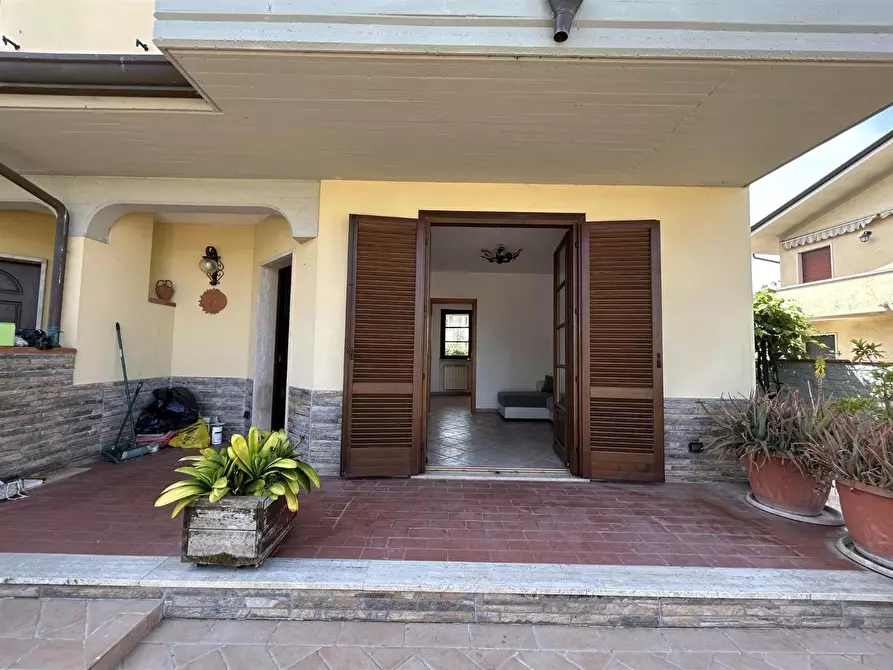 Immagine 1 di Villetta a schiera in vendita  a Viareggio
