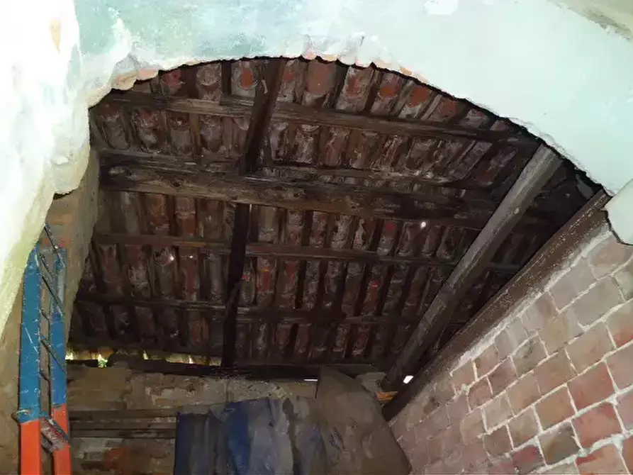 Immagine 10 di Palazzo in vendita  a Strambino