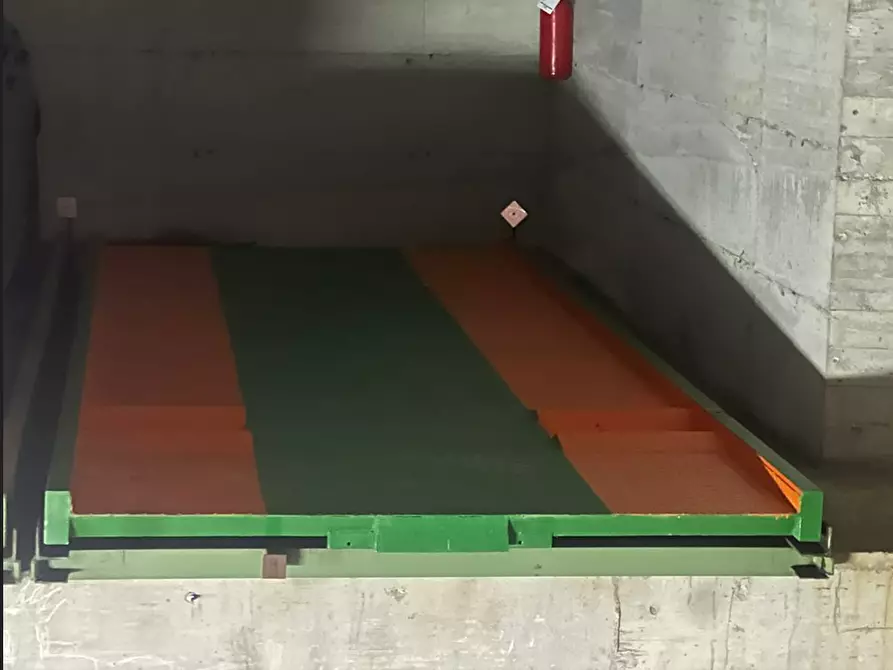 Immagine 2 di Garage in vendita  a Torino