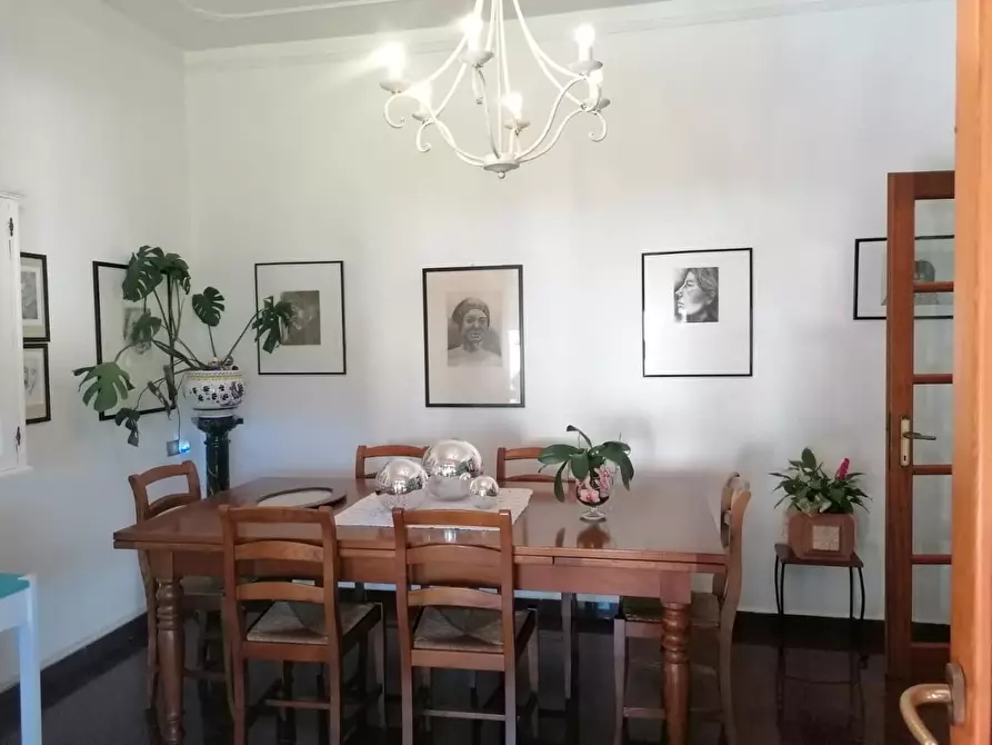Immagine 2 di Villa in vendita  a Carrara